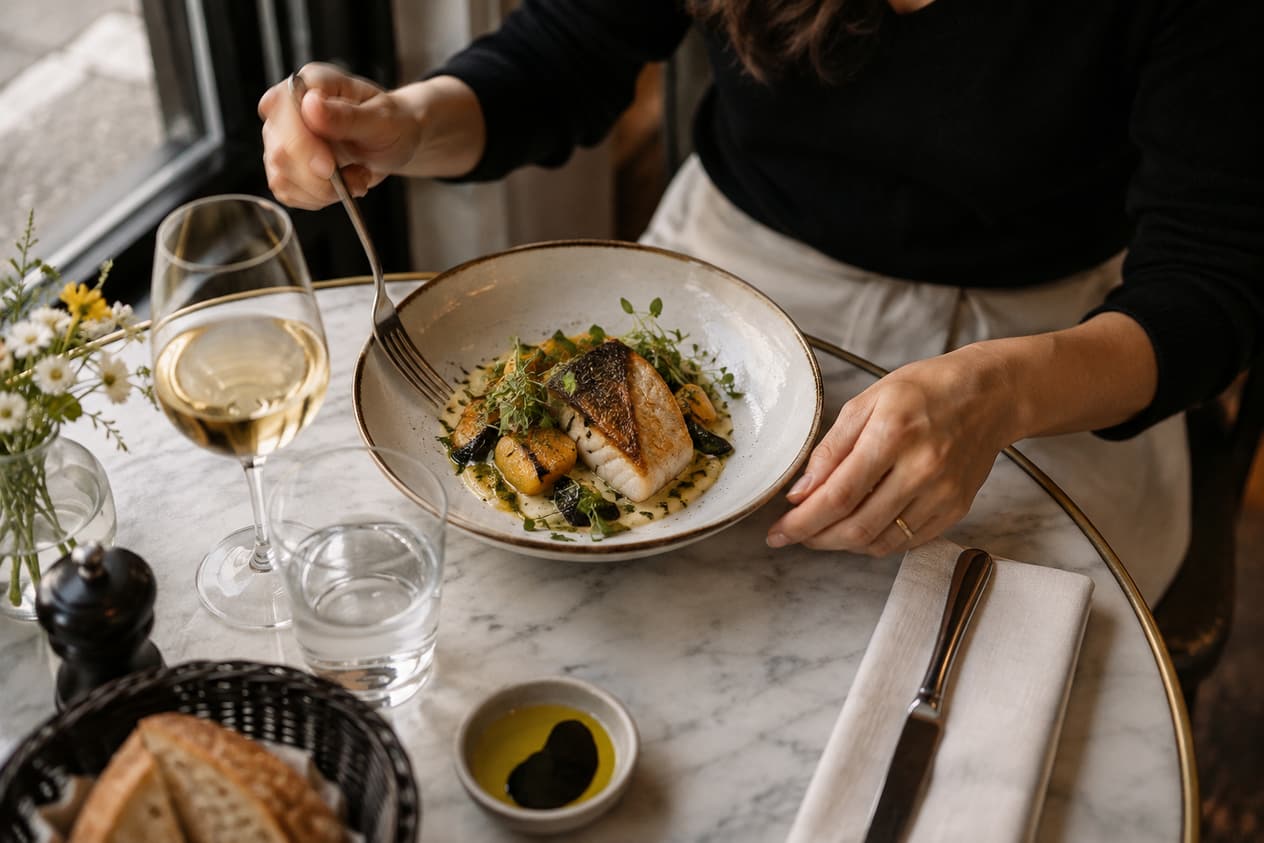Assiette photographiée près d’une fenêtre dans un bistrot