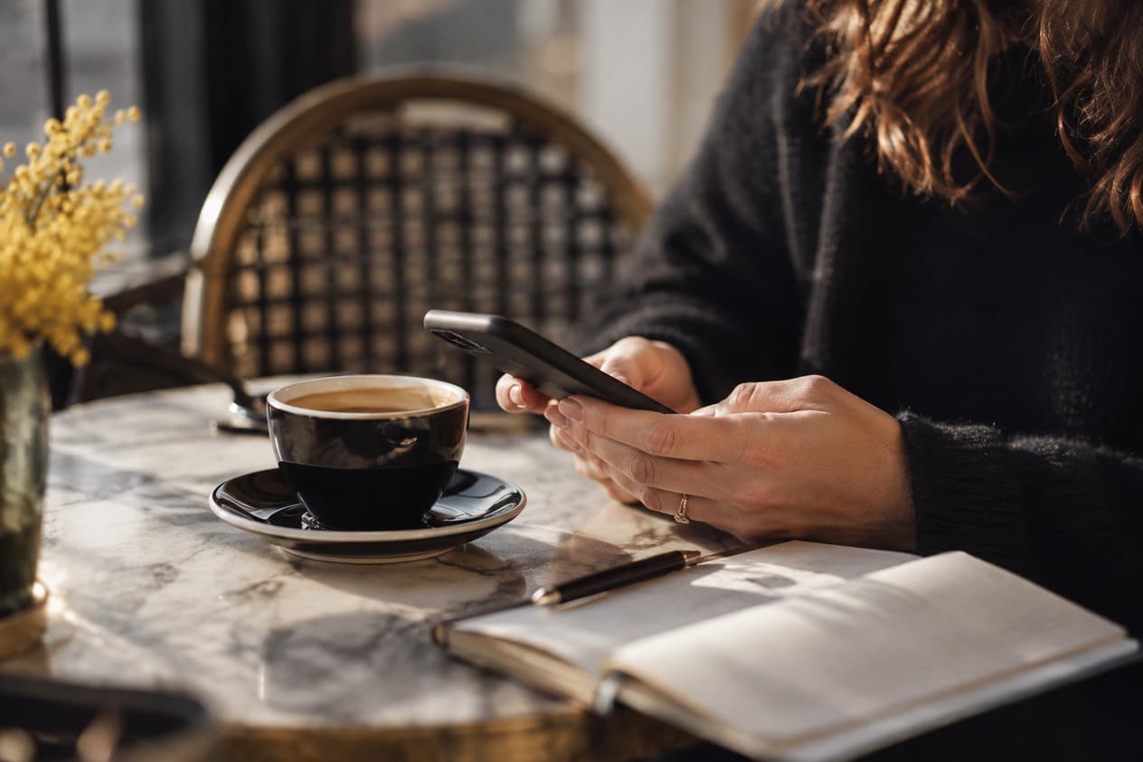 Recherche sur téléphone à la table d’un café