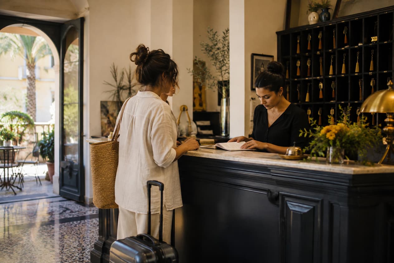 Réception d’un petit hôtel indépendant niçois, sol en terrazzo