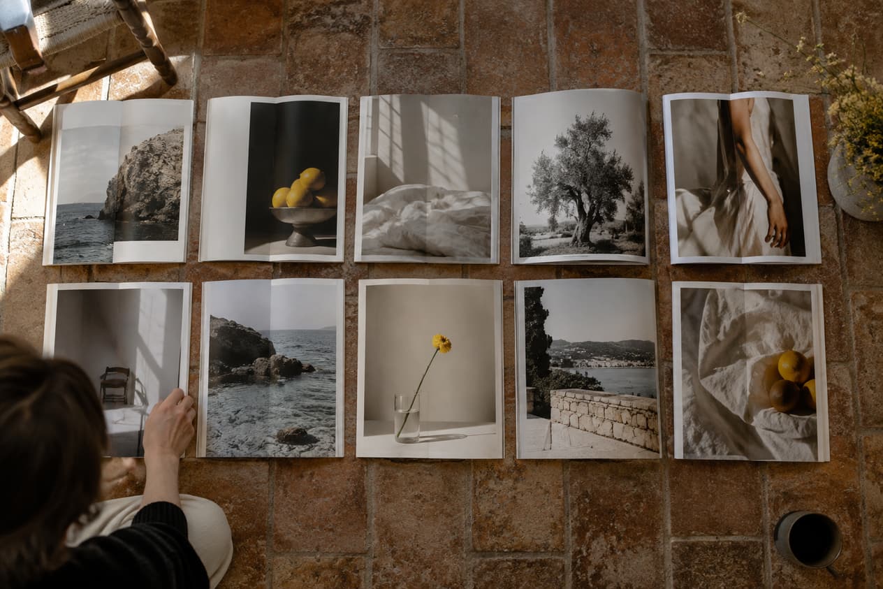 Dix pages d’un brandbook disposées à plat au sol