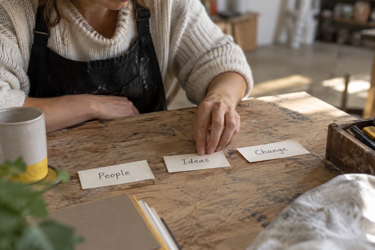 Trois bandes de papier avec un nom écrit au marqueur